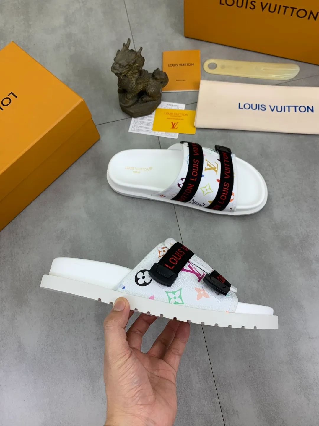 Men's shoes 💰P320💰【New style】🆘 Original quality 【LOUIS VUITTON】The popular Louis Vuitton LV men's slippers on the official website are on sale simultaneously! Original fabric imported from Italy, original factory special supply, code number: 38-44 (45 customized), many colors available